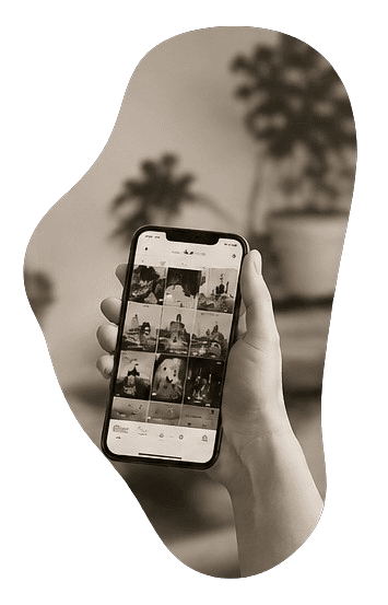 Persona con teléfono — Redes Sociales